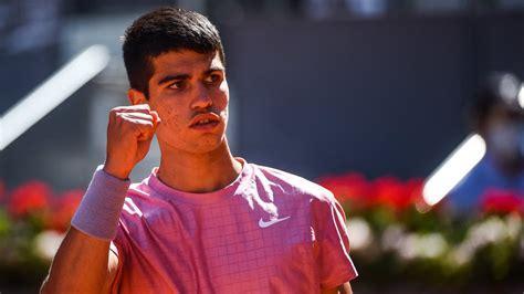 在狭窄的街 在狭窄的街